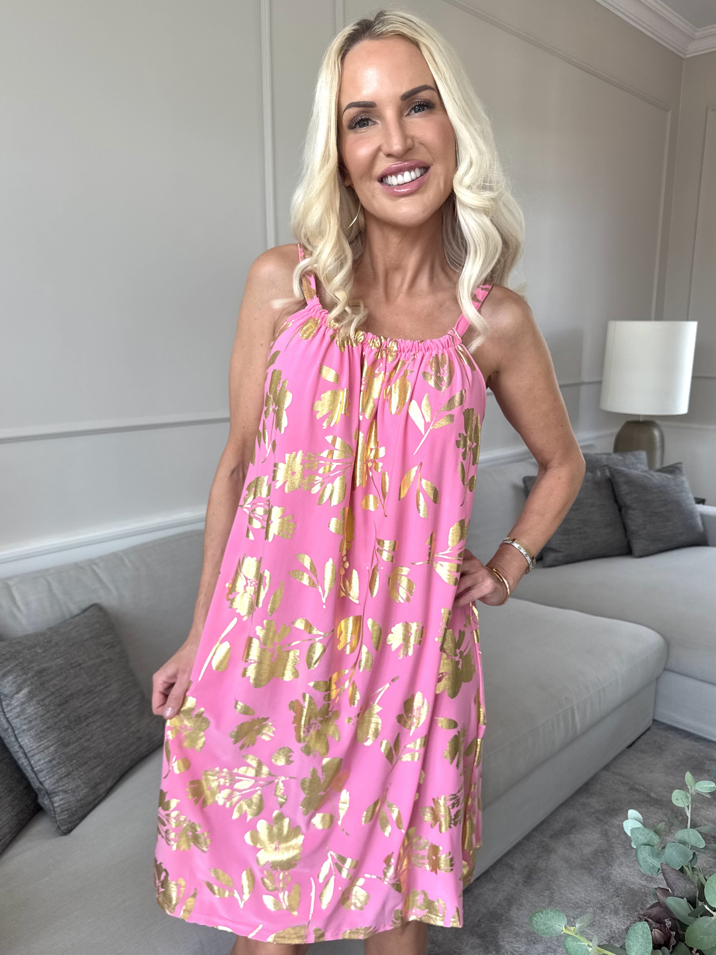 SunLove Gold Flower - Elastisk stropkjole med store guldblade